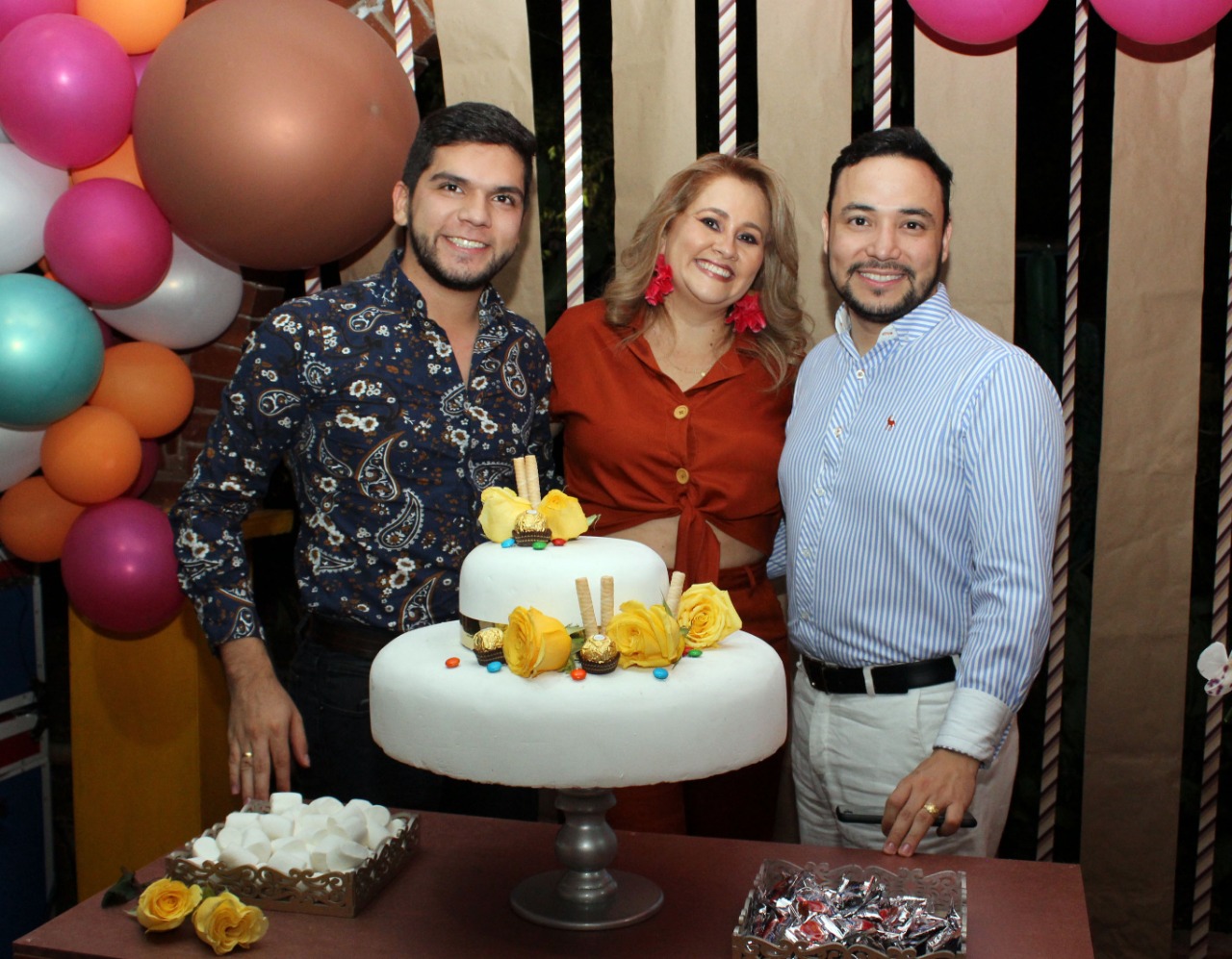 William Llanos, la cumpleañera y Carlos Andrés Henao.